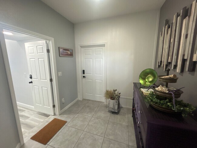 Building Photo - 901 Vicenza St