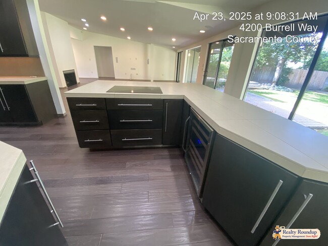 Building Photo - Sprawling Ranch with Open Floorplan & Exce...