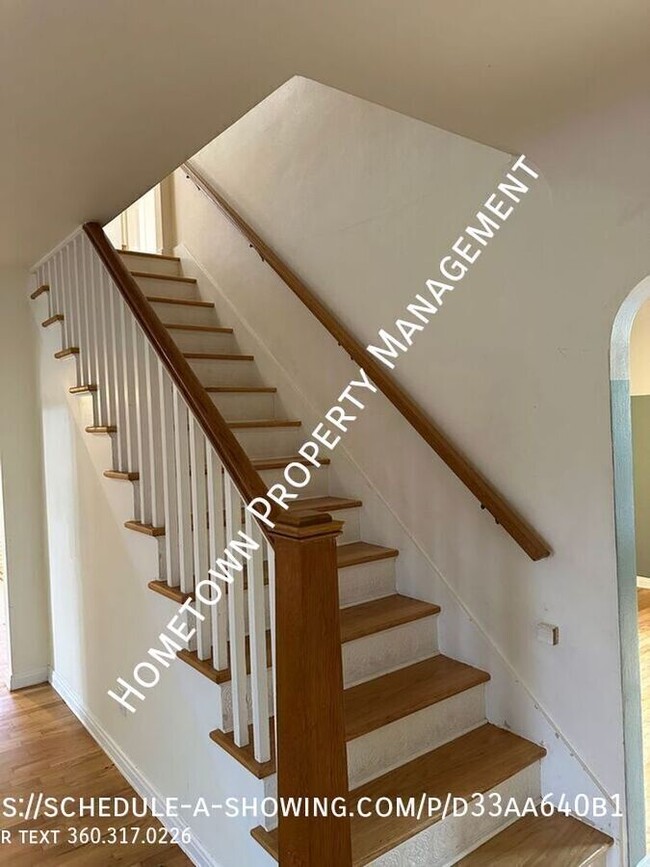 Building Photo - 912 Carlyon Ave SE