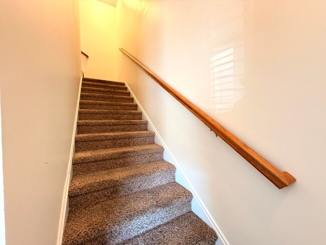 Building Photo - Spacious 3BR/3BA AVAILABLE NOW!