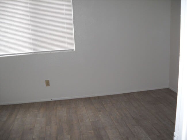 Building Photo - Cute floor level apt