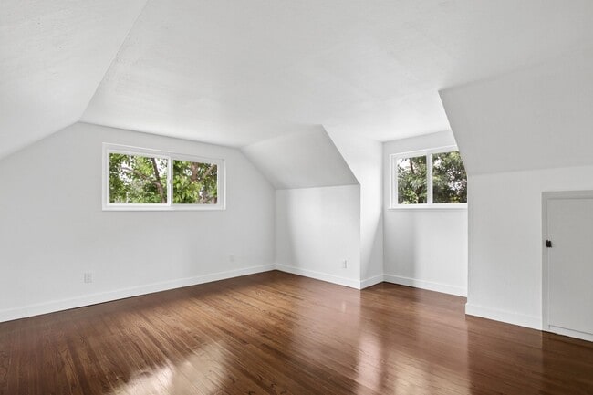 Building Photo - 4 Bedroom 2 Bathroom - Freshly Remodeled Available for Immediate Move-In