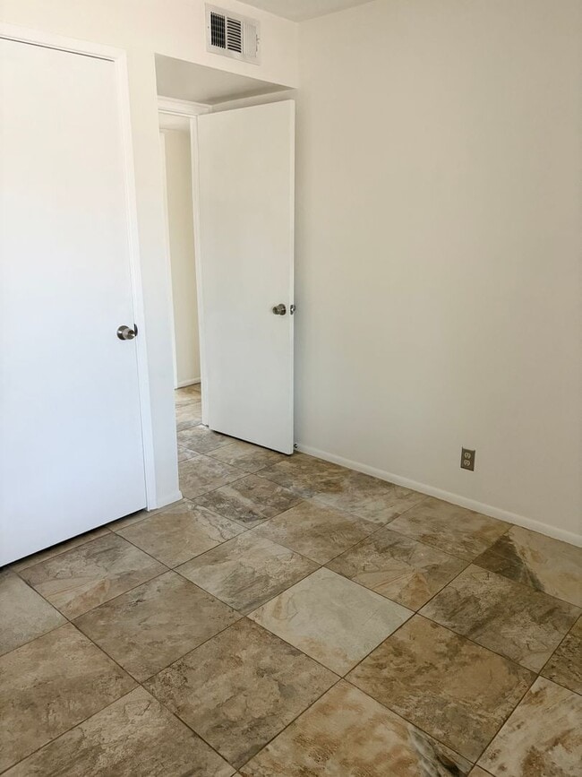Building Photo - **Excellent 3br/2ba/2garage HOUSE (EXTENSI...