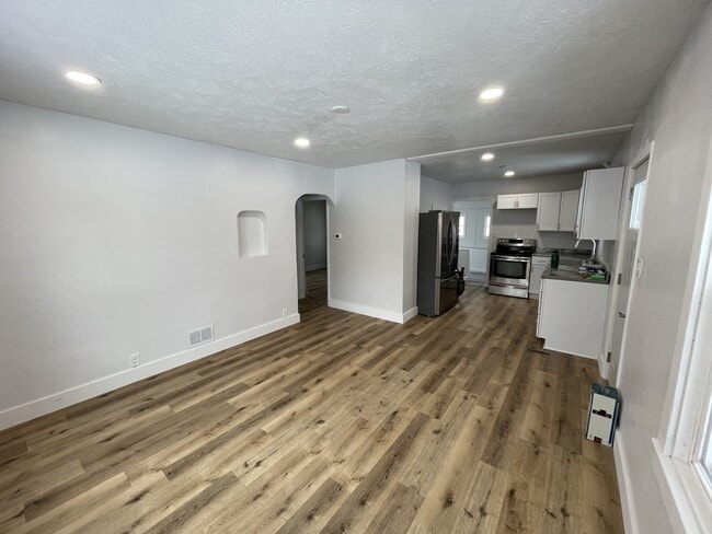 Building Photo - 218 W 28th St