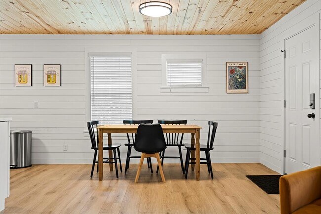 Building Photo - 3002 Brinwood Ave