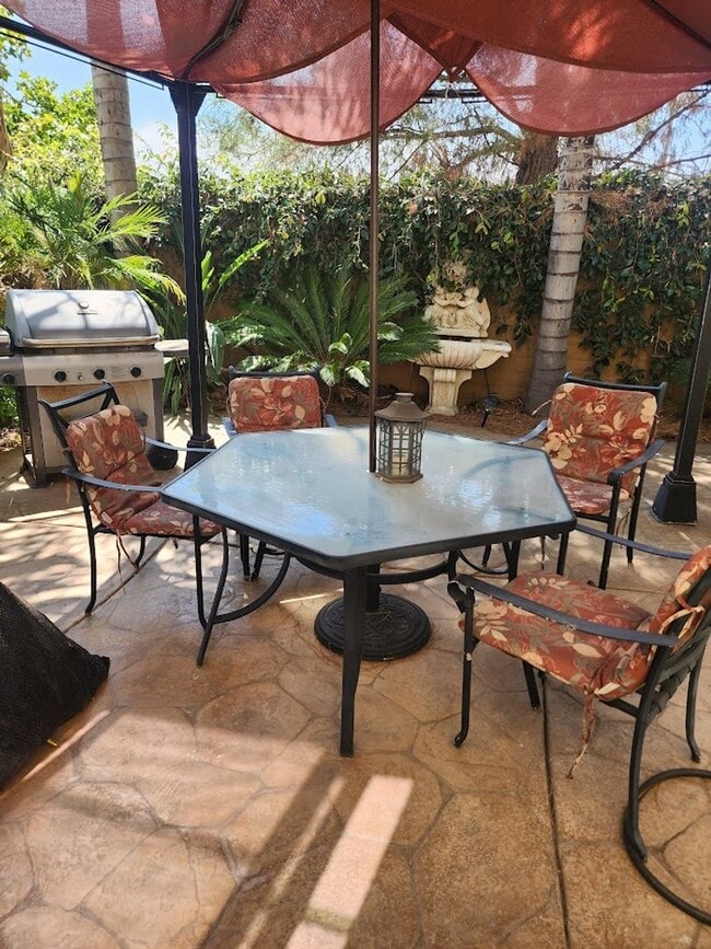 Building Photo - Two Story 3 Bedroom Townhome with 2 Car Garage in Gated Community