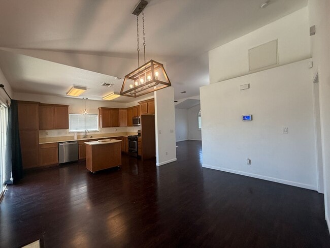 Building Photo - Charming 3 bedroom, 2 bathroom home locate...