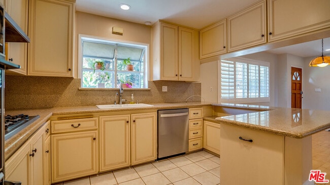 Building Photo - 9631 Crystal View Dr