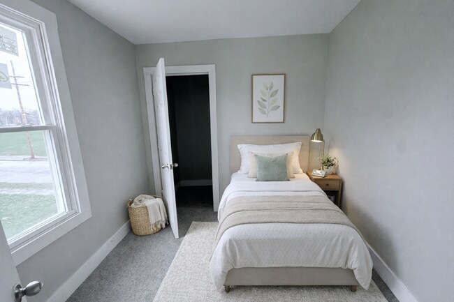 Building Photo - Freshly Renovated Cleveland Duplex Unit with Utilities Included