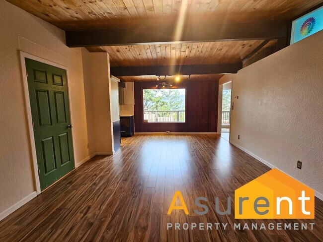 Building Photo - Stunning Home located in the picturesque Ashland