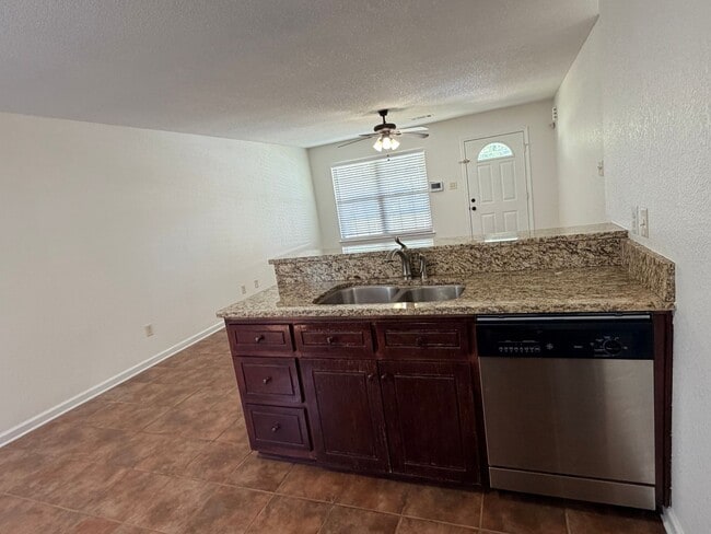 Building Photo - Affordable, Adorable & Move-In Ready!