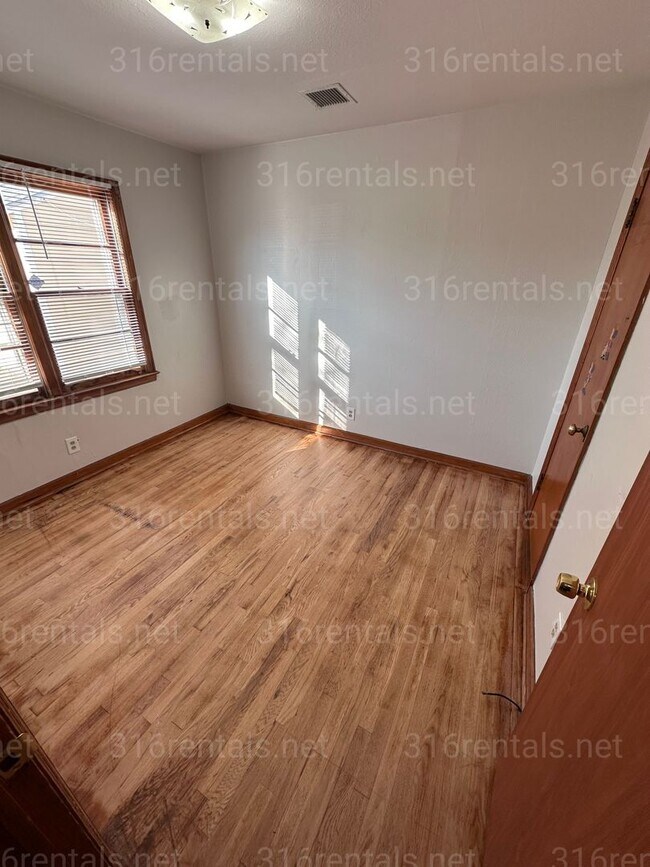 Building Photo - $895 - 2  bed 1 bath - Single Family Home *COMING SOON*