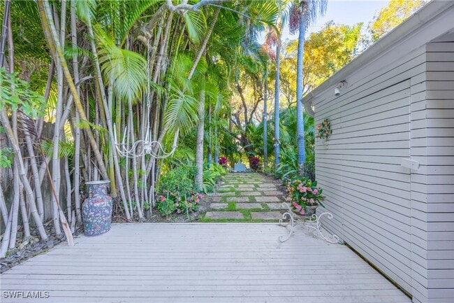 Building Photo - 295 6th St N