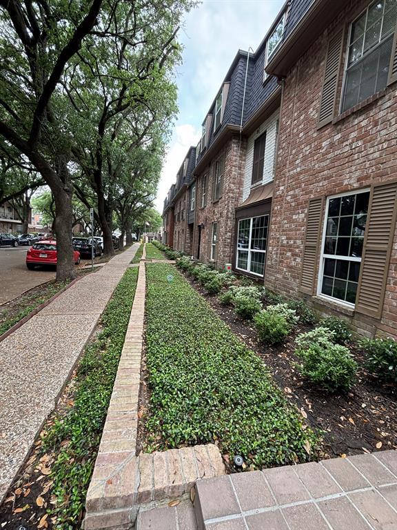 Building Photo - 357 N Post Oak Ln