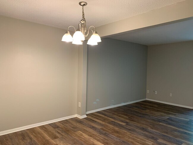 Building Photo - Renovated Raleigh Townhome Conveniently Lo...