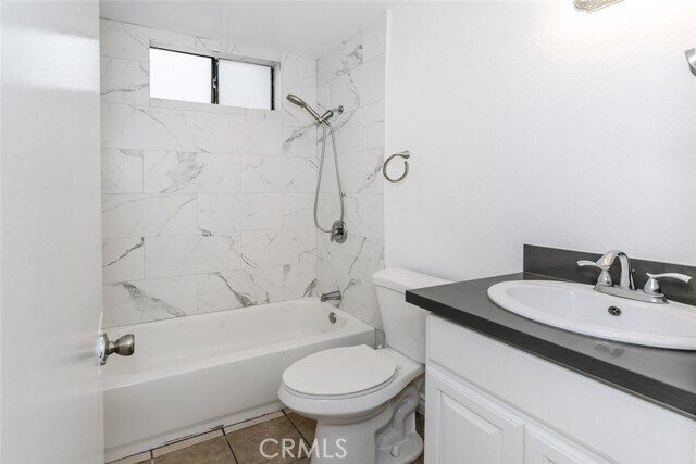 Building Photo - 914 E Elk Ave