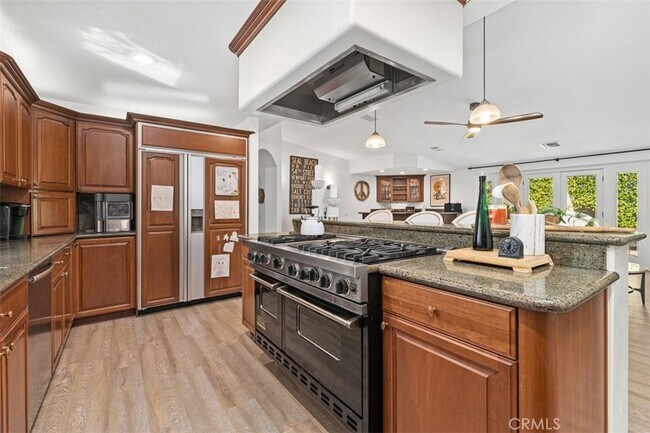 Building Photo - 600 Cliff Dr