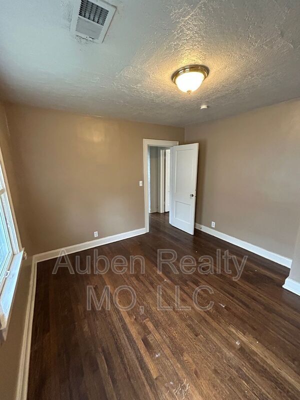Building Photo - 5405 Harrison St