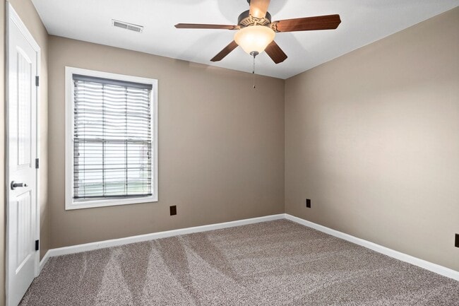 Building Photo - Pet Friendly Three Bedroom with Bonus!