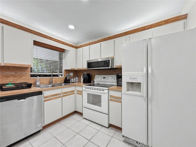 Building Photo - 6714 N Waterway Dr