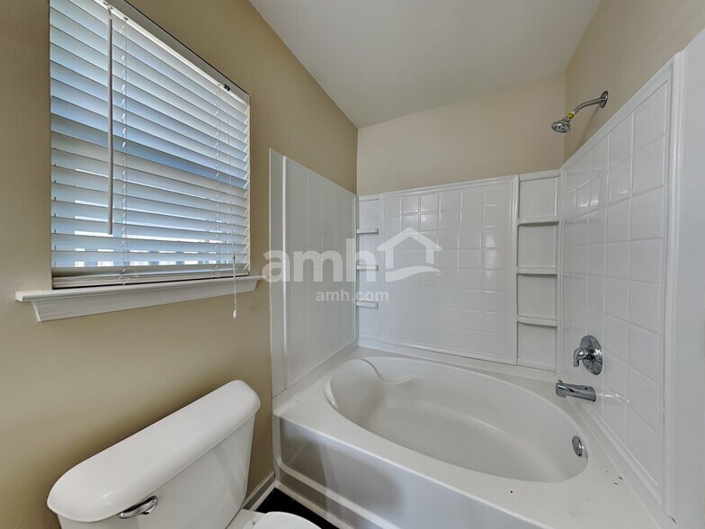 Building Photo - 117 Lakepointe Dr