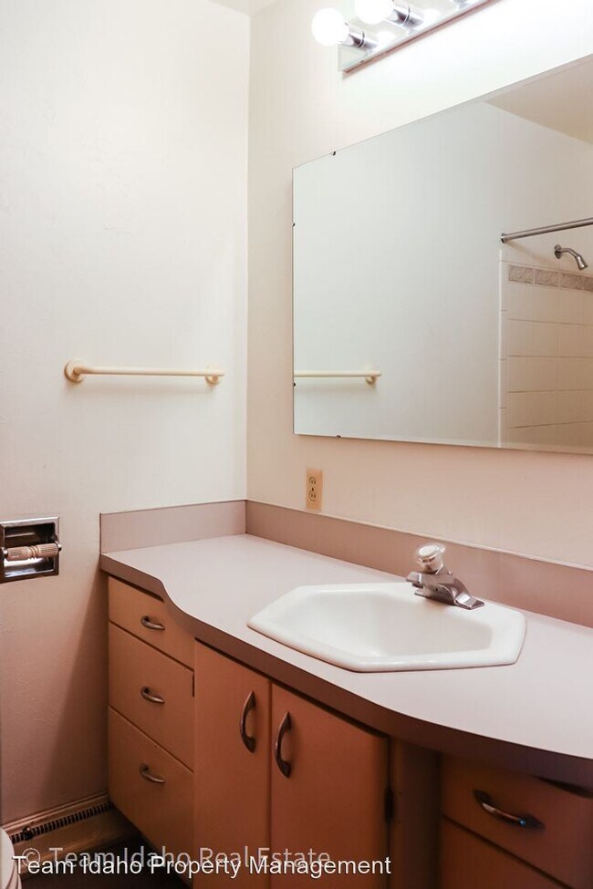 Building Photo - 7 br, 4 bath House - 1310 NE Williams