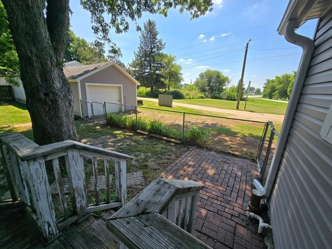 Building Photo - Cute 2 Bedroom Home with Country Feel