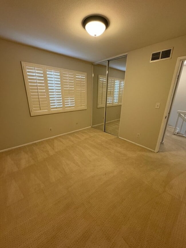 Building Photo - Serene 2 bedroom townhome