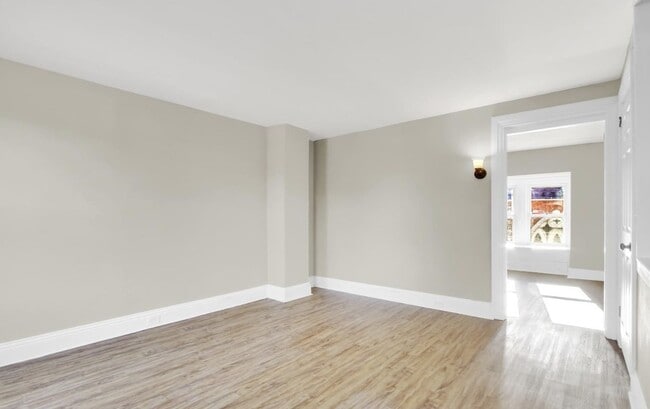 Building Photo - Bright 5 Bedroom, 1.5 Bath Home!