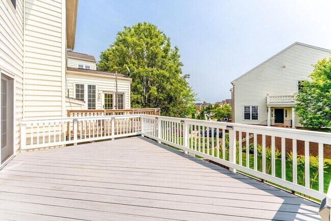 Building Photo - 43627 Pickett Corner Terrace