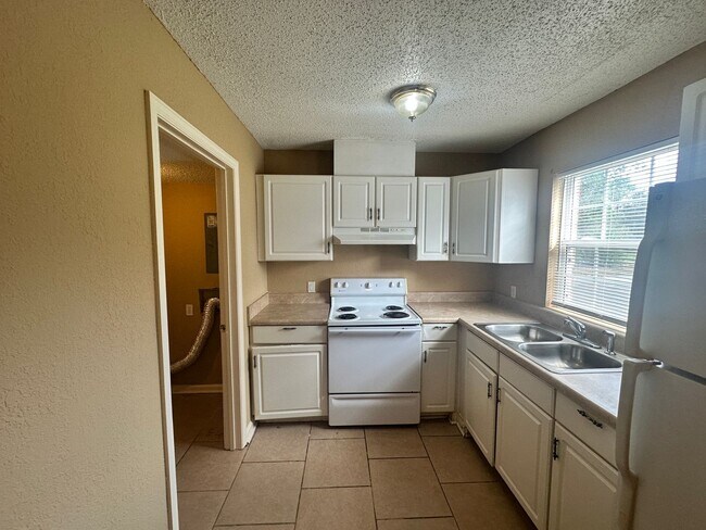 Building Photo - 2BD/1.5B Apartment in Adel