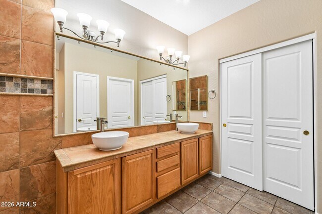 Building Photo - 2801 E Lindrick Dr
