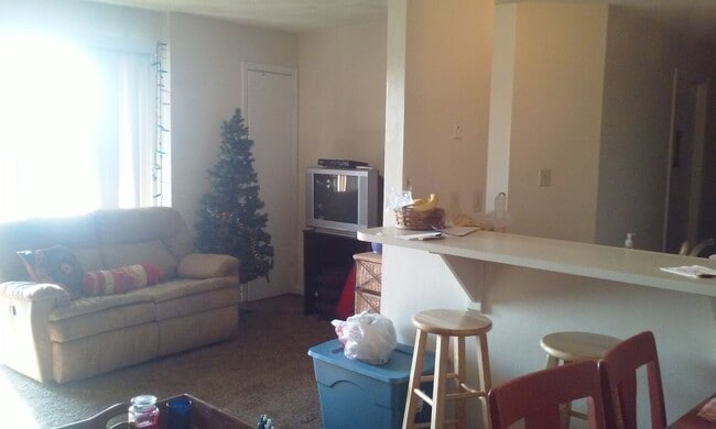 Building Photo - 4 Bed 2 Bath Condo Available Summer 2026