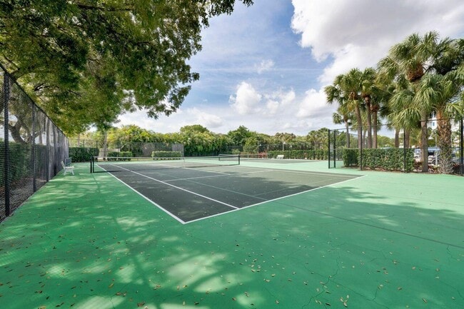 Building Photo - 814 Bay Colony Dr S