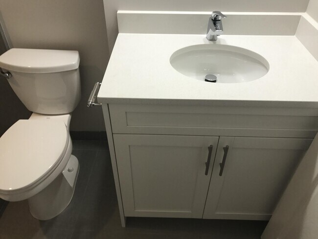 Building Photo - 142 SW 8th Ave