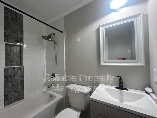 Building Photo - 222 Oakdale Ave