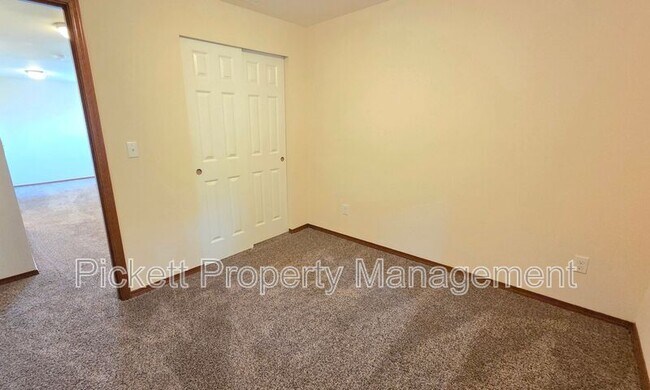 Building Photo - 6710 Takota Pl NE