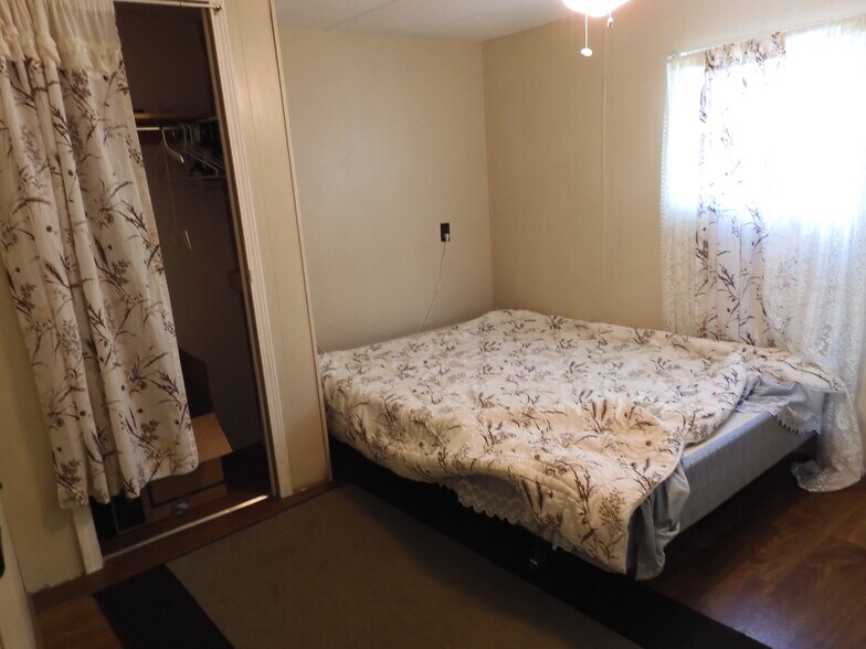 BEDROOM FITS QUEEN BED - 7831 Sunrunner Dr