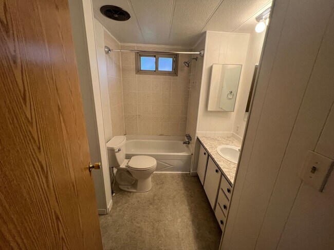 Building Photo - Quiet 2 bedroom home