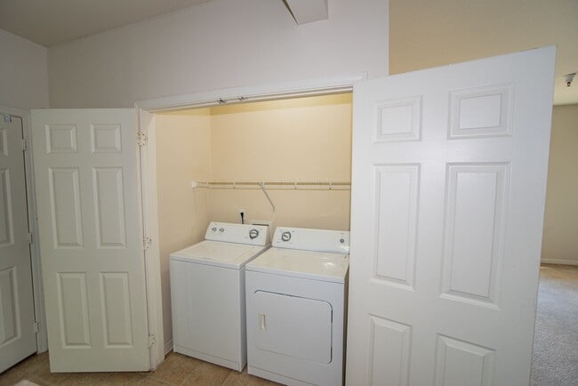 Building Photo - 2 Bedroom Suites Condo Near UNR