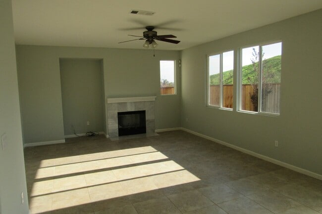 Building Photo - Gorgeous 4 Bed/2.5 Bath in Perfect Pittsburg Location