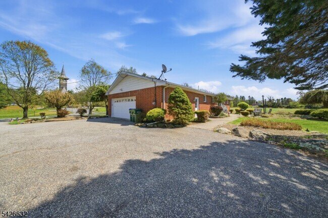 Building Photo - 131 Califon Rd