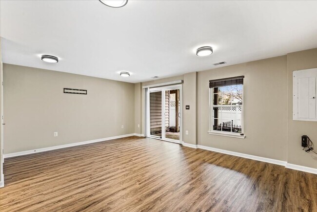 Building Photo - Charming 3-Level Townhome