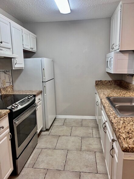 Kitchen - 1929 Summer Club Dr