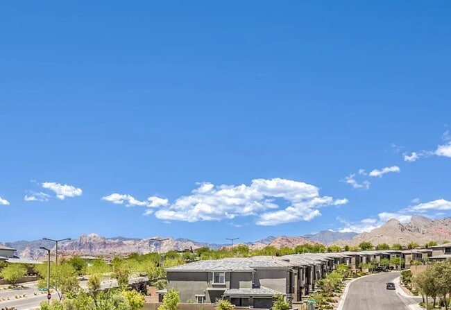Building Photo - Summerlin Stunner- Spacious Backyard, Stri...