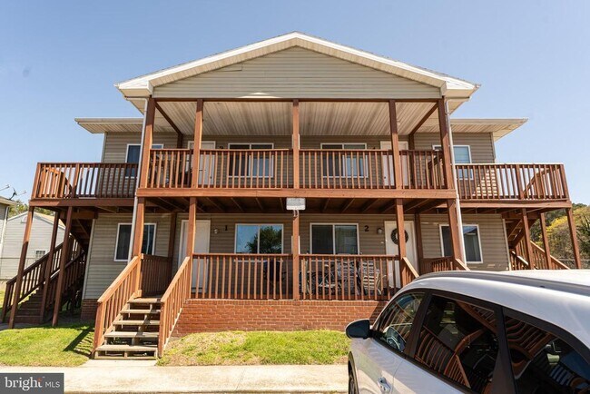 Building Photo - 516 Bay St