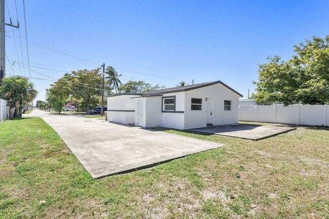 Building Photo - 105 NW 7th Ct