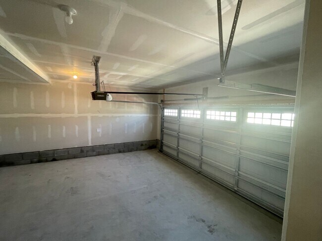 Building Photo - You’ve Got to See This Rental!