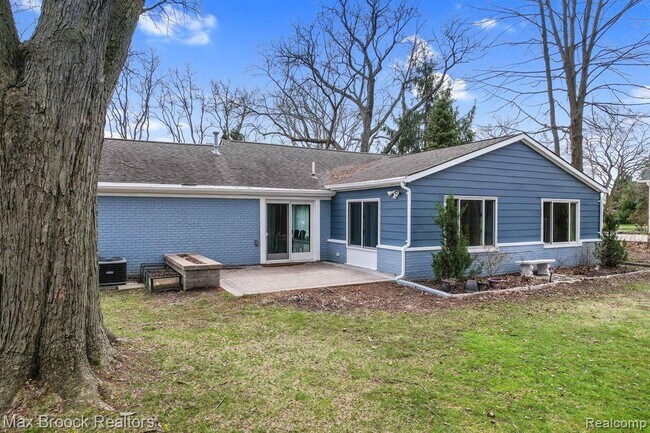 Building Photo - 2905 W Hickory Grove Rd