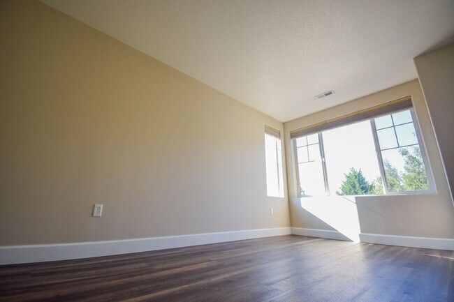 Building Photo - 10735 SW Canterbury Ln